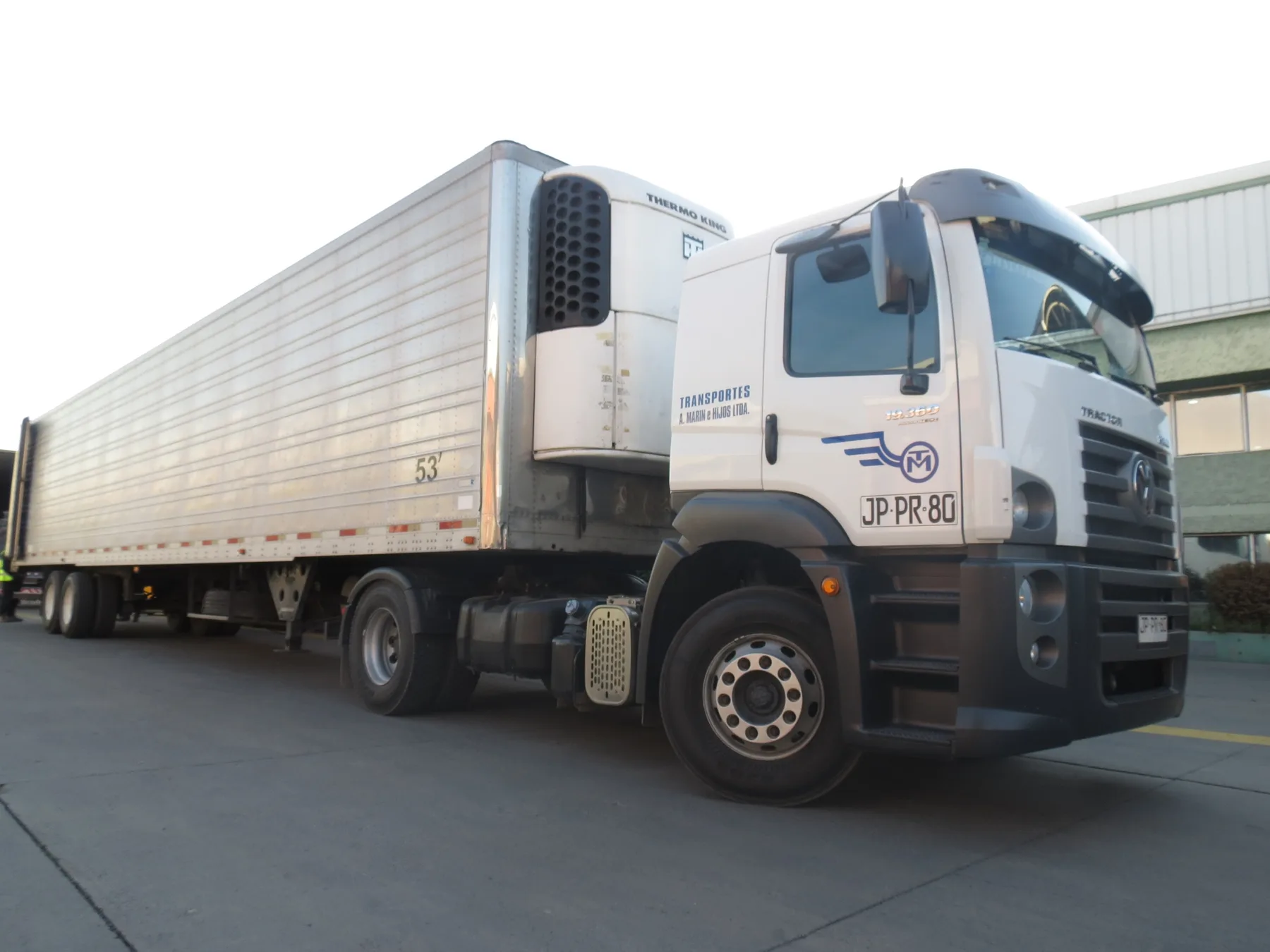 Camión tracto con semirremolque refrigerado